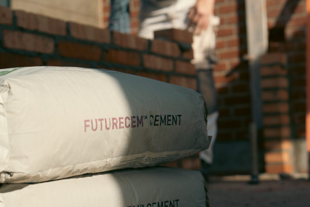 Close up af to poser FUTURECEM den CO2-reduceret cement fra Aalborg Portland.